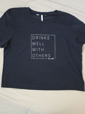 Travis Mathew Cropped Navy Short-Sleeve Graphic Tee